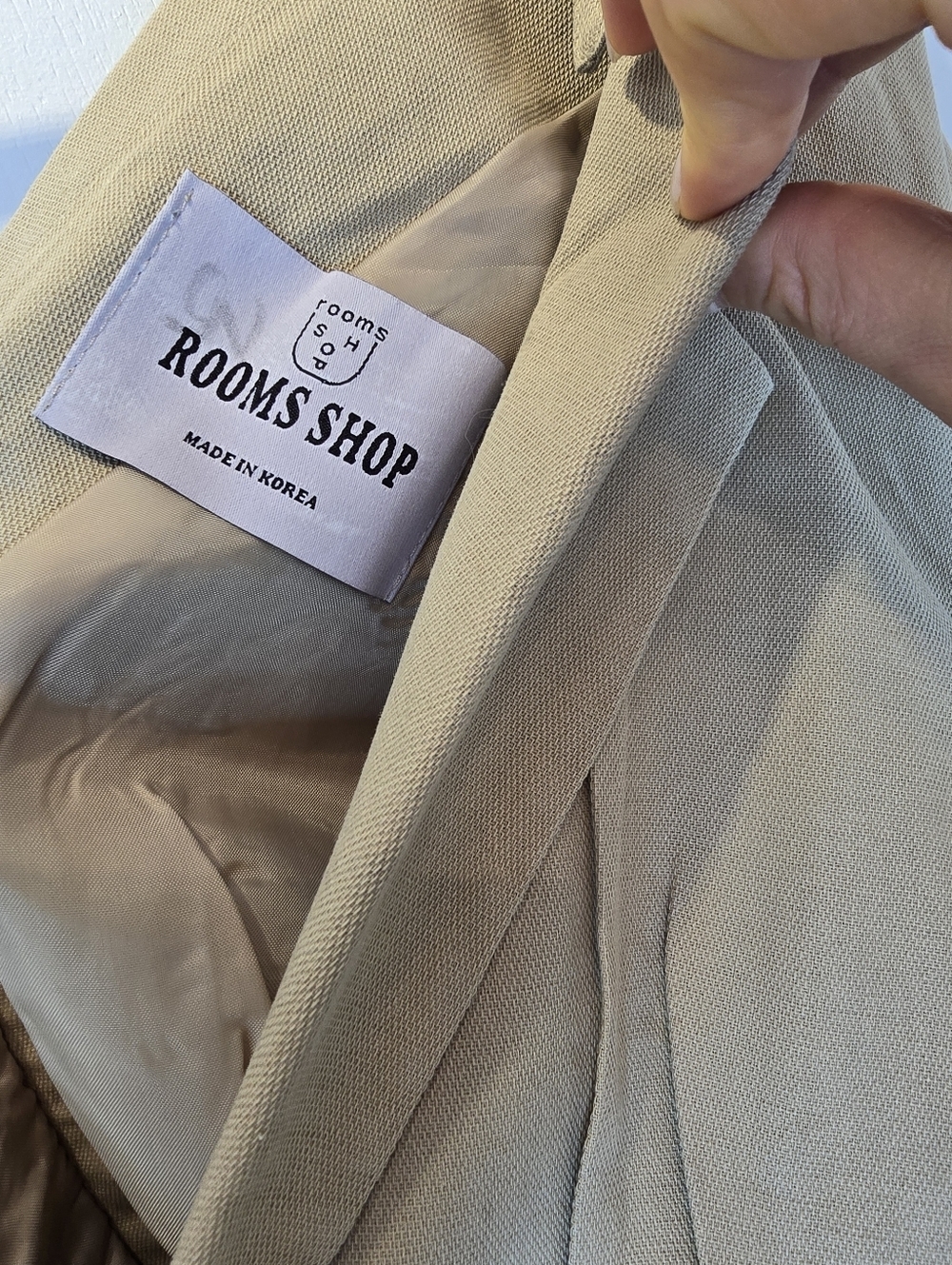 Rooms Shop Beige Women's Tailored Button-Front Top Size S/M - Picture 4 of 13